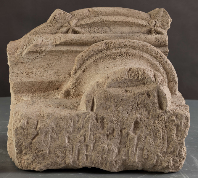 W zachowanym relikcie renesansowego obramienia okiennego można dostrzec formy wskazujące na wysokiej klasy warsztat kamieniarski, powiązany stylistycznie z produkcją warsztatów krakowskich.