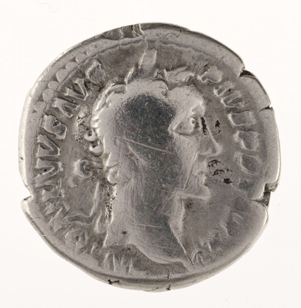 AV. Głowa cesarza w wieńcu laurowym w profilu w prawo. W otoku napis;
ANTONINVS AVG  -  PIVS PP T[P] P XV

RV. Stojąca Annona w lewo. W prawej ręce kłosy, lewa ręka wsparta na modiusie ustawionym na dziobie okrętu. W otoku napis: C O S  -  I [I] I I
