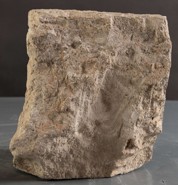 W zachowanym relikcie renesansowego obramienia okiennego można dostrzec formy wskazujące na wysokiej klasy warsztat kamieniarski, powiązany stylistycznie z produkcją warsztatów krakowskich.