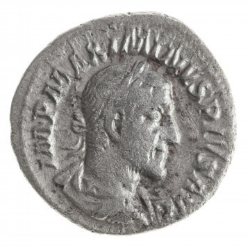 Av.: Popiersie cesarza w wieńcu laurowym w prawo. W otoku: IMP MAXIMIANVS PIVS AVG

Rv.: Stojąca w lewo Providentia, trzymająca w lewej ręce różdżkę a w prawej róg obfitości. U dołu, z lewej glob. W otoku: PROVIDENTIA AVG
