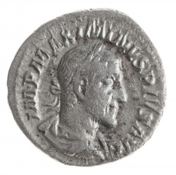 N/11391/ML Av.: Popiersie cesarza w wieńcu laurowym w prawo. W otoku: IMP MAXIMIANVS PIVS AVG
Rv.: Stojąca w lewo Providentia, trzymająca w lewej ręce różdżkę a w prawej róg obfitości. U dołu, z lewej glob. W otoku: PROVIDENTIA AVG