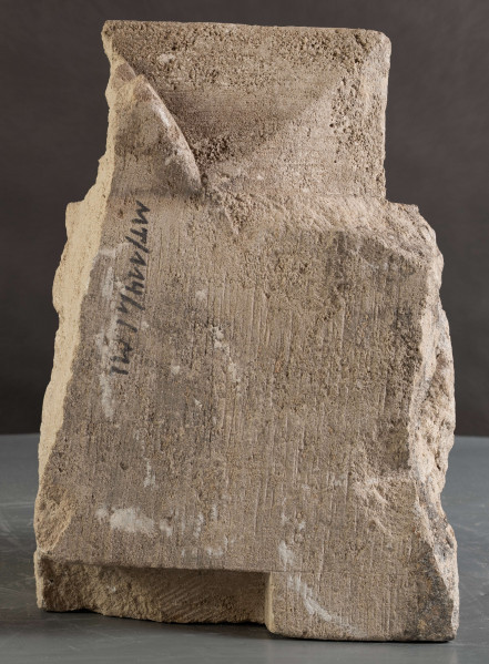 W zachowanym relikcie renesansowego obramienia okiennego można dostrzec formy wskazujące na wysokiej klasy warsztat kamieniarski, powiązany stylistycznie z produkcją warsztatów krakowskich.