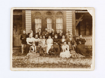 Fotografia zbiorowa wykonana w Zakopanym przed pensjonatem 