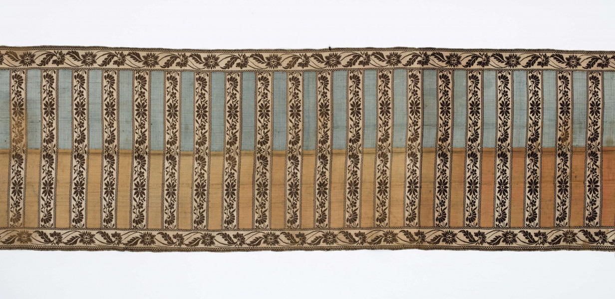 Pas kontuszowy czterostronny
Ornament
Głowy- motyw dwóch drzewek, których koronę stanowi owalna rozeta otoczona listkami, rozeta i listki wypełnione małymi kwiatkami. Drzewko wyrasta z lekko pofalowanego gruntu po bokach dwa małe krzaczki kwiatowe. 
Wciąż- pasa w poprzeczne pólka na przemian gładkie i z motywem wici kwiatowej.
Obrzeżenia- pionowe z motywem wici złożonej z kwiatów i listków palmowych, poziome jak w  pólkach.
Kolory: karmazynowy, błękitny, zielony, kremowy i brązowy
Pas sygnowany- w głowach tkany napis: S Filsjean Wkobyłce
Krótsze boki z doszytą długą frendzlą