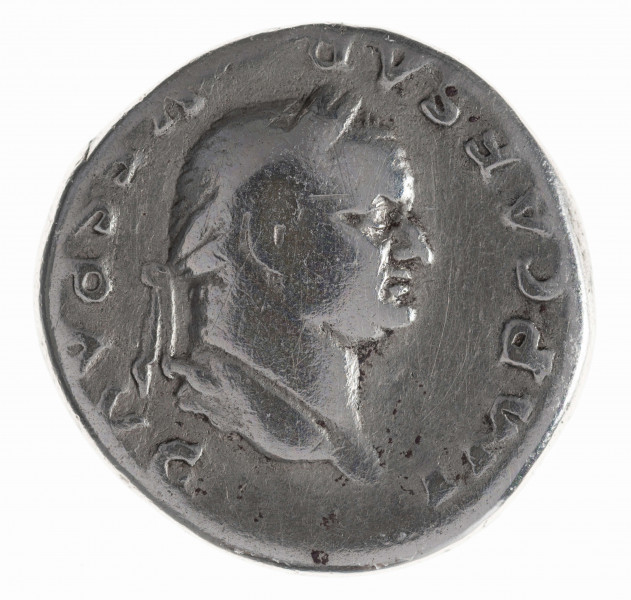 Av.: Popiersie cesarza w prawo. W otoku, od prawej: IMP CAESAR VESP AVG

Rv.: Cesarz siedzący na krześle kurulnym w prawo, trzymający berło i gałązkę. W otoku, od prawej: PON MAX – TR P COS V
