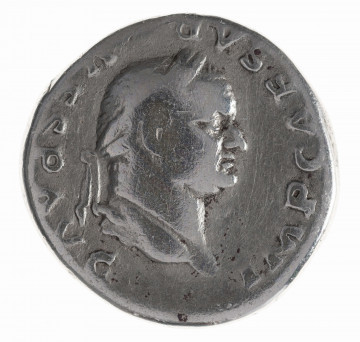 Av.: Popiersie cesarza w prawo. W otoku, od prawej: IMP CAESAR VESP AVG

Rv.: Cesarz siedzący na krześle kurulnym w prawo, trzymający berło i gałązkę. W otoku, od prawej: PON MAX – TR P COS V
