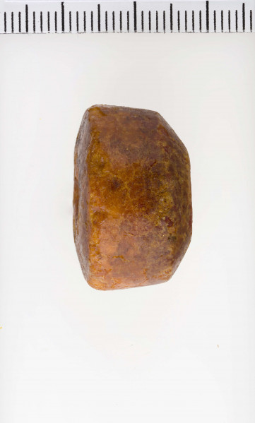 Paciorek typu VC, stożkowaty. Widoczne ślady toczenia.