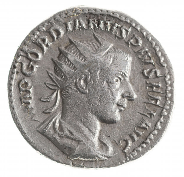 N/11392/ML - Av.: Popiersie cesarza w koronie promienistej w prawo. W otoku: IMP GORDIANVS PIVS FEL AVG

Rv.: Nagi Herkules stojący w prawo, lewą ręką wsparty na biodrze a prawą na maczudze opartej na skale. W otoku: VIRTVTI AVGVSTI
