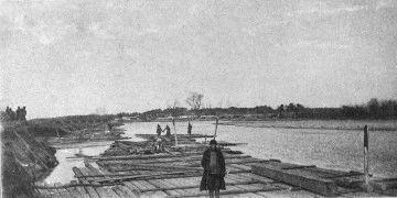 E/AF/19340/ML Fotografia czarno-biała przedstawia grupę mężczyzn pracujących przy spławie drewna.