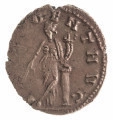 Av.: Popiersie cesarza w koronie promienistej w prawo. W otoku: [IMP C] CLAVDIVS AVG

Rv.: Providentia stojąca z głową zwróconą w lewo, wsparta na kolumnie, trzymająca w prawej dłoni różdżkę a w lewej róg obfitości. U dołu, z lewej glob.
