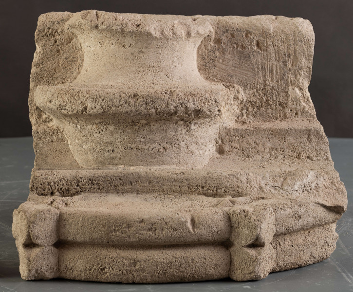 W zachowanym relikcie renesansowego obramienia okiennego można dostrzec formy wskazujące na wysokiej klasy warsztat kamieniarski, powiązany stylistycznie z produkcją warsztatów krakowskich.