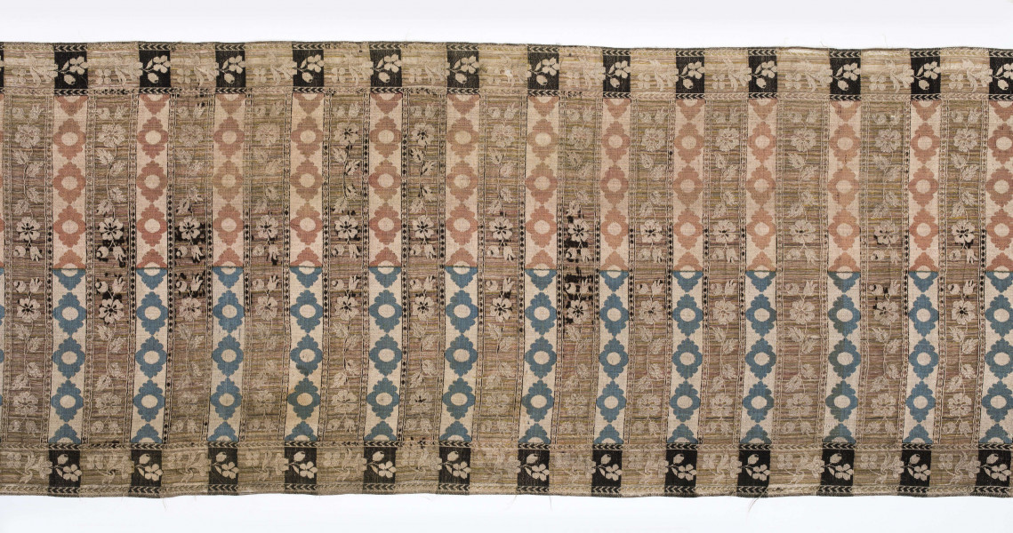 Pas kontuszowy jedwabny, czterostronny
Ornament:
Głowy:dwa  motywy bukietów  w stylizowanych wazonach  o wywiniętych na zewnątrz brzegach.Wazon ustawiony na kratownicy z wisiorami. 
Wciąż: pólka z motywem gałazek kwiatowych i w szelążki- na przemian.
Obrzeżenie:  drobny wzór gałązki kwiatowej
Frędzla jedwabna 
Sygnowany w dolnych rogach F
                                           S 