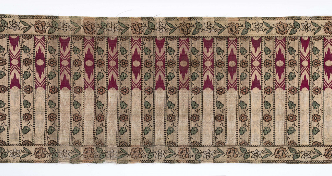 Pas kontuszowy czterostronny
Ornament: 
głowy - dwa motywy krzaczków kwiatowych wyrastających z liściastej rozety
środek - poprzeczne pólka na przemian z motywami wici kwiatowej i wydłużonych rombów z szelążkami
obrzeżenia - pionowe z motywami gałązek z kawiatami i liśćmi; poziome - motywy wici kwiatowej jak w pólkach
obwódki - w szachownicę, romby i groszki
Koloryt:
pr. - tło słomkowe, ornament różowy, biały, zielony, błękitny, jaznobrązowy
l. - tło czarne, jedynie w pólkach z rombamiw połowie błękitne, w połowie oliwkowozłote, ornament słomkowy
W narożnikach głów wytkana sygnatura: F/S (leżące)
Frędzla doszyta jedwabna, pleciona z nici kremowych z dodatkiem czarnych
