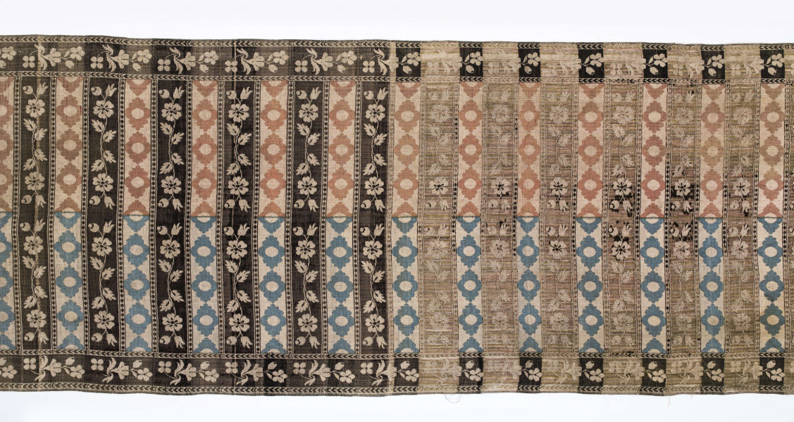 Pas kontuszowy jedwabny, czterostronny
Ornament:
Głowy:dwa  motywy bukietów  w stylizowanych wazonach  o wywiniętych na zewnątrz brzegach.Wazon ustawiony na kratownicy z wisiorami. 
Wciąż: pólka z motywem gałazek kwiatowych i w szelążki- na przemian.
Obrzeżenie:  drobny wzór gałązki kwiatowej
Frędzla jedwabna 
Sygnowany w dolnych rogach F
                                           S 