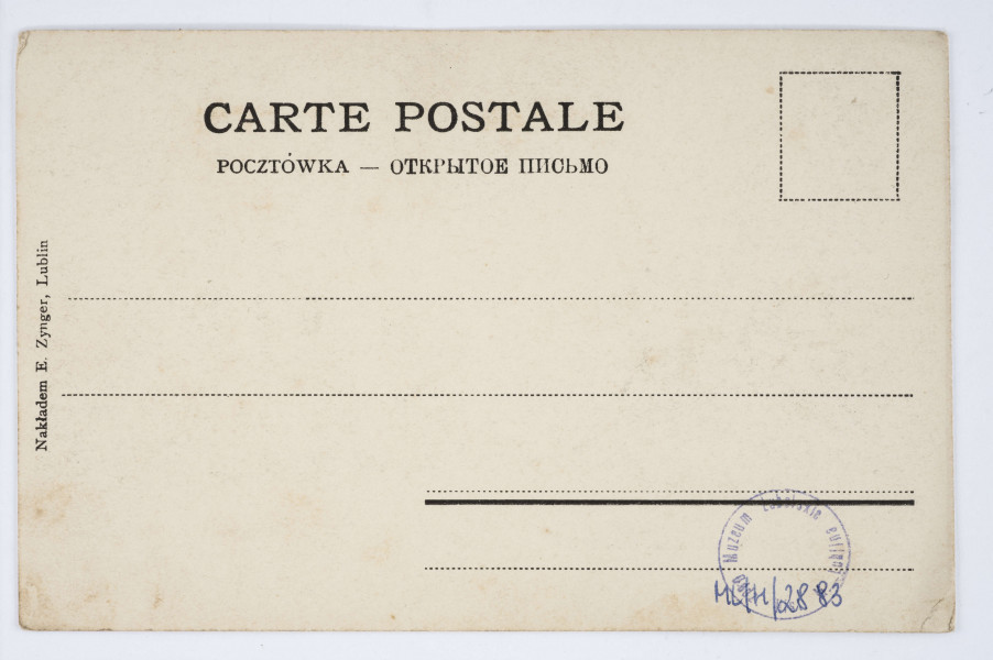 Pocztówka barwna z widokiem na ul. Krakowskie Przedmieście w Lublinie
AWERS: Widok zamykający perspektywę ulicy Krakowskie Przedmieście w kierunku Bramy Krakowskiej, na wysokości ulicy Kapucyńskiej. Po obu stronach pierzeje kamienic. W głębi Wieża Trynitarska. Po jej lewej stronie wieże kościoła p. w. Świętego Ducha oraz Nowego Ratusza; po prawej jedna z wież katedry. Ulica brukowana, oddzielona od kamienic pasami chodników i rzędami przyciętych drzew. Widoczne słupy telegraficzne oraz szyldy na budynkach. Pośrodku zaprzężony wóz. Liczni przechodnie. U dołu cieniowana fotografia przechodzi w pas białego pola z nadrukiem w kolorze czarnym. Napisy informacyjne różnym krojem czcionki. Zdjęcie utrzymane w tonacji brązowej z niebieskimi podkolorowaniami. 
REWERS: Czarna linatura. Wyznaczone pole na adres i korespondencje oraz znaczek pocztowy. Nadruk z informacją o nakładcy w kolorze czarnym wzdłuż lewej krawędzi. Napisy w języku polskim, rosyjskim i francuskim. Brak korespondencji oraz śladów obiegu pocztowego.
