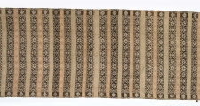 Pas kontuszowy dwustronny.
Ornament: 
głowy-trzy motywy stylizowanego kwiatu  goździka (każdy o czterech zgeometryzowanych płatkach)
wciąż pasa- poprzeczne pólka o kolejnych powtarzajacych się sekwencjach motywów:
-ciąg palmetek
-stylizowane kwiaty na tle łososiowym
-stylizowane kwiaty na tle zielonm
obrzeżenie- nieznacznie wyodrebnione dekorowane rozetką
Frędzla wysnuta z osnowy