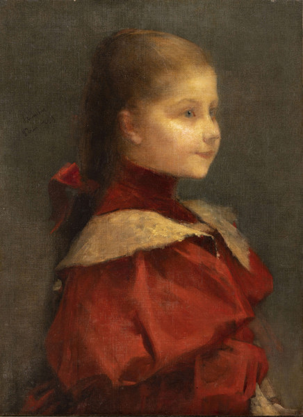 Półpostaciowy portret młodej dziewczynki w układzie trois quarts. Twarz i wzrok są skierowane w prawą stronę. Brązowe włosy splecione w warkocz z czerwoną kokardą. Dziewczynka ubrana w elegancką, czerwoną sukienkę ze stójką, bufiastymi rękawami i białym koronkowym kołnierzem oraz mankietami. Tło neutralne, jednolite, w ciemno zielonym kolorze z odcieniem brązu.
