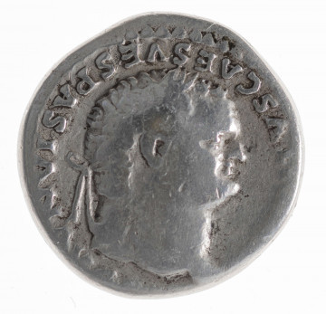 N/11361/ML - Av.: Popiersie cesarza w prawo. W otoku, od prawej: [IMP . TI]TVS CAES VESPASIAN AV[G . P. M]

Rv.: Drapowany tron. W otoku, od lewej: TR P IX IMP XV – COS VIII P P
