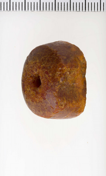 Paciorek typu VC, stożkowaty. Widoczne ślady toczenia.