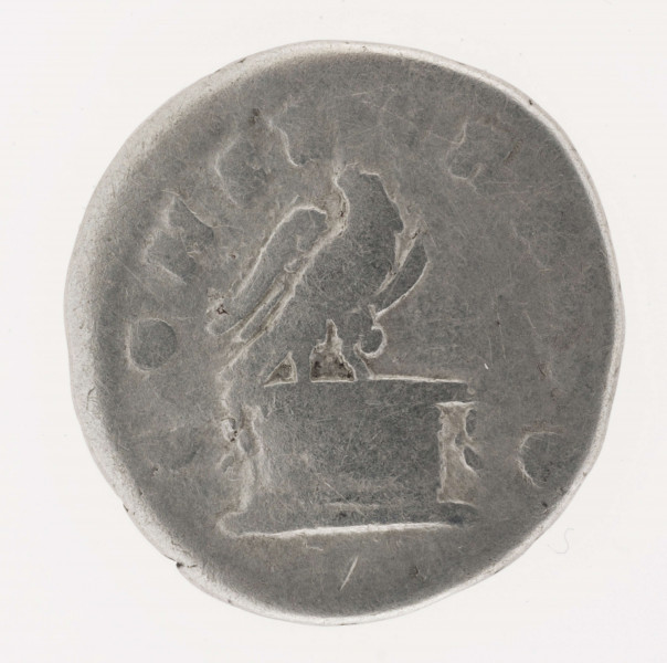 AV. Głowa Antoninusa Piusa w profilu w prawo. W otoku napis: DIVVS ANTONINVS

RV. Orzeł stojący na ołtarzu. W otoku napis: CONSECRATIO