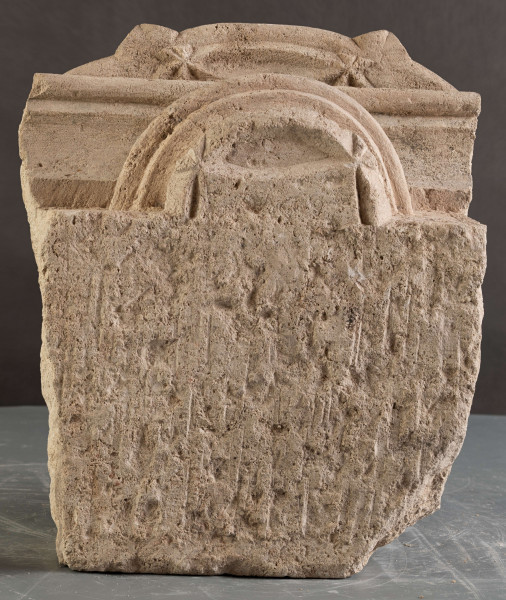 W zachowanym relikcie renesansowego obramienia okiennego można dostrzec formy wskazujące na wysokiej klasy warsztat kamieniarski, powiązany stylistycznie z produkcją warsztatów krakowskich.