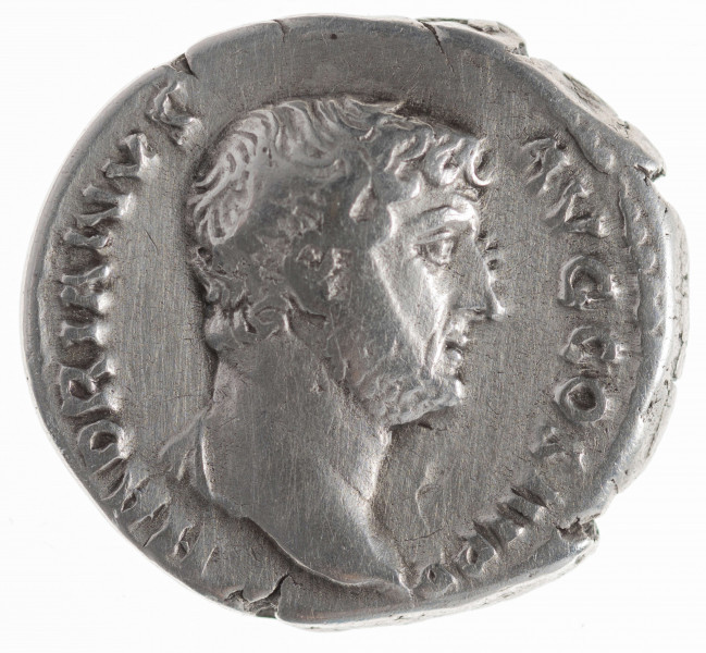 Av.: Popiersie cesarza z odkrytą głową w prawo. W otoku, od lewej: HADRIANVS AVG COS III P P
Rv. Moneta stojąca w lewo, trzymająca róg obfitości i wagę. W otoku, od lewej: MONETA AVG
