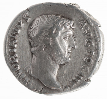 Av.: Popiersie cesarza z odkrytą głową w prawo. W otoku, od lewej: HADRIANVS AVG COS III P P
Rv. Moneta stojąca w lewo, trzymająca róg obfitości i wagę. W otoku, od lewej: MONETA AVG
