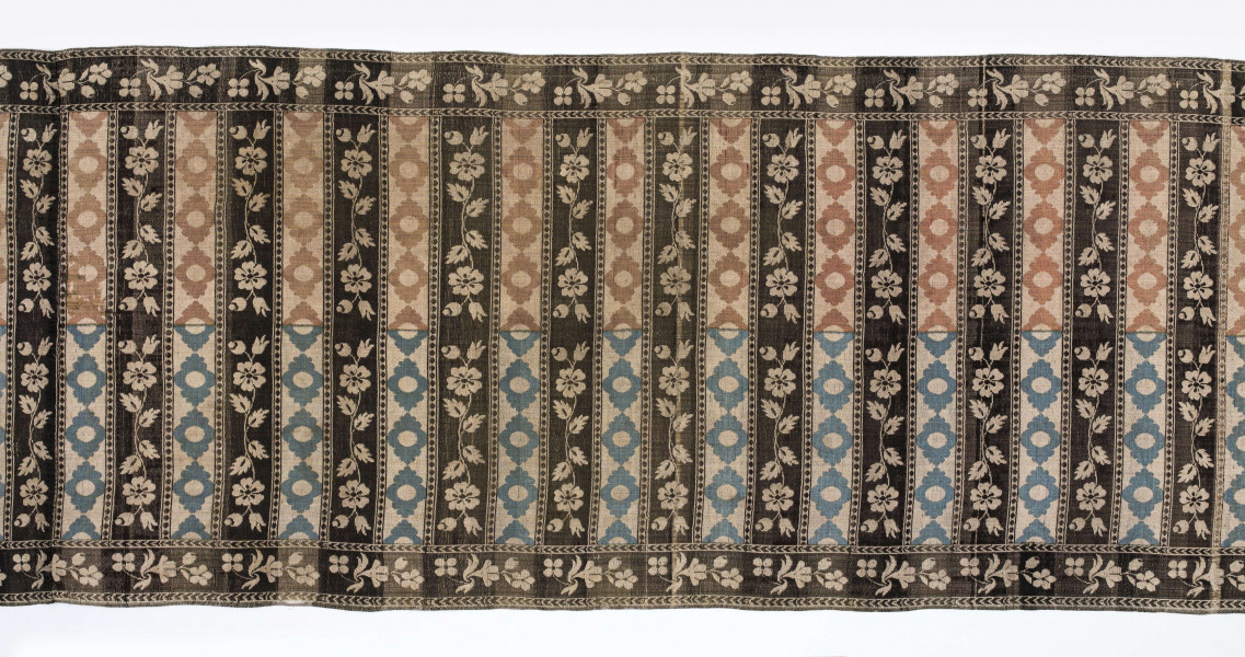 Pas kontuszowy jedwabny, czterostronny
Ornament:
Głowy:dwa  motywy bukietów  w stylizowanych wazonach  o wywiniętych na zewnątrz brzegach.Wazon ustawiony na kratownicy z wisiorami. 
Wciąż: pólka z motywem gałazek kwiatowych i w szelążki- na przemian.
Obrzeżenie:  drobny wzór gałązki kwiatowej
Frędzla jedwabna 
Sygnowany w dolnych rogach F
                                           S 