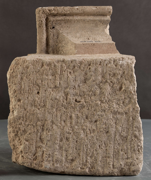 W zachowanym relikcie renesansowego obramienia okiennego można dostrzec formy wskazujące na wysokiej klasy warsztat kamieniarski, powiązany stylistycznie z produkcją warsztatów krakowskich.