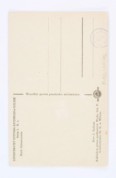 Pocztówka wykonana w sepii, przedstawiająca herb Uniwesytetu Stefana Batorego w Wilnie - płaskorzeźba z wizerunkiem orła w koronie, z wysoko uniesioną głową, skierowaną w lewą stronę; na piersi znak litewskiej pogoni. Na każdym z rofów kamienny ćwiek o ozdobnej główce.