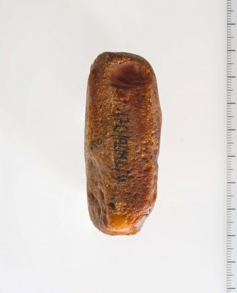 Surowiec wstępnie obrobiony. Kształt prostokątny, kolor pomarańczywy. Widoczne ślady obróbki.