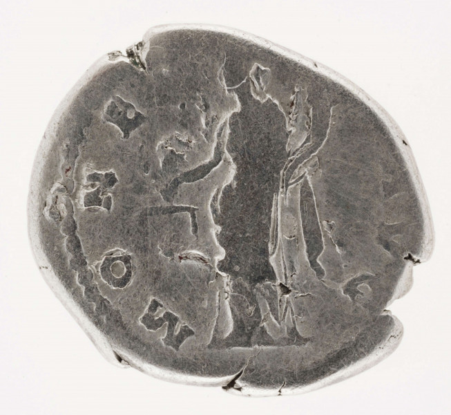 AV. Głowa cesarza w profilu w prawo. W otoku napis:
HADRIANVS - AVG COS III PP

RV. Stojąca w lewo Moneta, w jej rękach waga i róg obfitości. W otoku napis:
MONE[TA] AVG

Ubytek na obrzeżu.