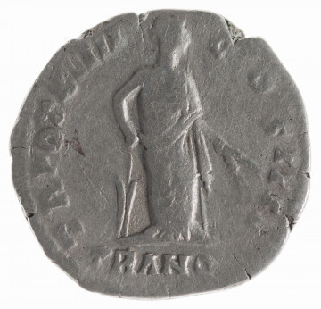 Av.: Popiersie cesarza w wieńcu laurowym w prawo. W otoku: IMP CAES T AEL HADR ANTONINVS AVG PIVS P P – ująć nawiasem nieczytelne fragmenty legendy

Rv.: Tranquillitas stojąca z głową zwróconą w prawo, trzymająca w prawej ręce ster, w lewej kłosy zboża. W otoku: TR POT XIIII COS IIII. W dołu: TRANQ
