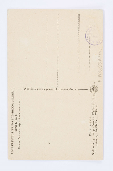 Pocztówka z widokiem na dawne Obserwatowium Astronomiczne przy Uniwersytecie Stefana Batorego w Wilnie, wykonana w sepii. Przedstawia fragment fasady dwupiętrowego budynku, z dwiema kolumnami oraz fryzem zdobionym płaskorzeźbami. Pomiędzy kulumnami znajdują się cztery okna, dodatkowo widoczne trzy okna po lewej stronie. Pomiędzy kolumnami, na samej górze, niewielka attyka.