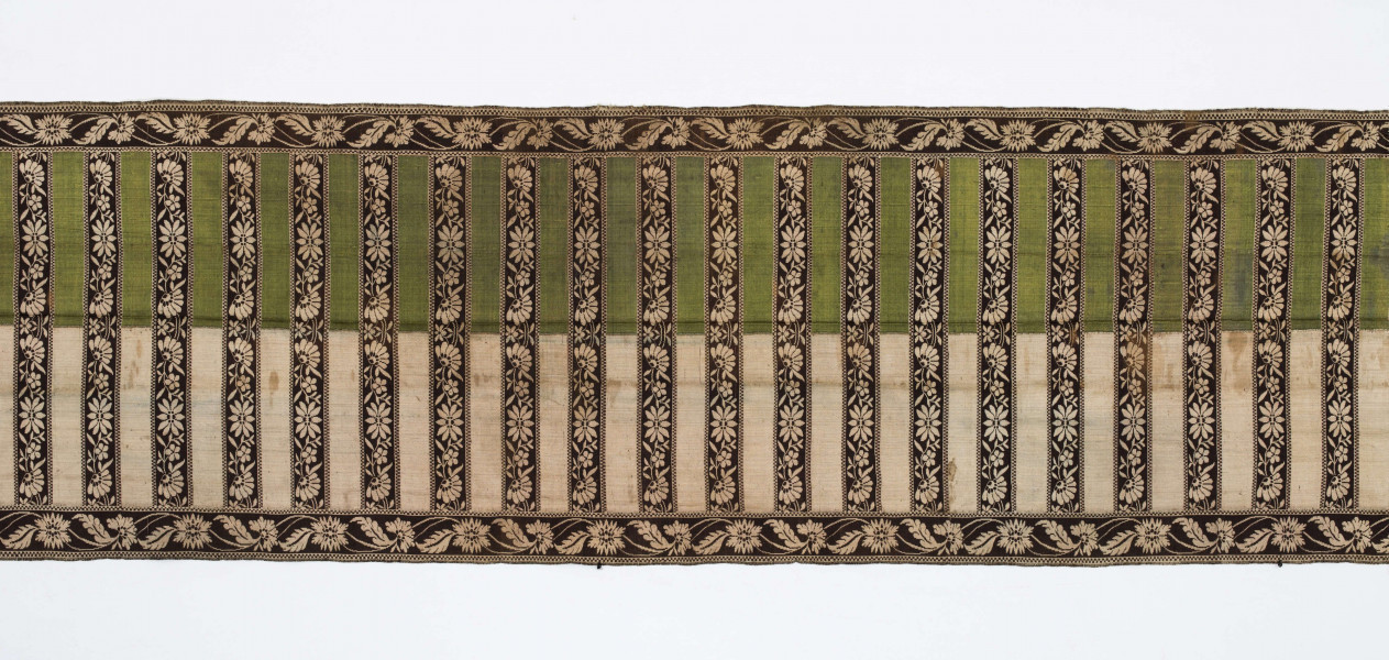 Pas kontuszowy czterostronny
Ornament
Głowy- motyw dwóch drzewek, których koronę stanowi owalna rozeta otoczona listkami, rozeta i listki wypełnione małymi kwiatkami. Drzewko wyrasta z lekko pofalowanego gruntu po bokach dwa małe krzaczki kwiatowe. 
Wciąż- pasa w poprzeczne pólka na przemian gładkie i z motywem wici kwiatowej.
Obrzeżenia- pionowe z motywem wici złożonej z kwiatów i listków palmowych, poziome jak w  pólkach.
Kolory: karmazynowy, błękitny, zielony, kremowy i brązowy
Pas sygnowany- w głowach tkany napis: S Filsjean Wkobyłce
Krótsze boki z doszytą długą frendzlą