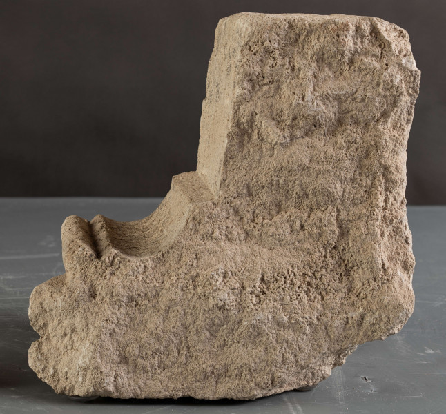 W zachowanym relikcie renesansowego obramienia okiennego można dostrzec formy wskazujące na wysokiej klasy warsztat kamieniarski, powiązany stylistycznie z produkcją warsztatów krakowskich.