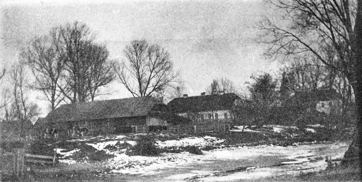 Fotografia plenerowa przedstawiająca zabudowania wiejskie w Majdanie Starym.