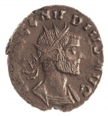 N/11396/ML - Av.: Popiersie cesarza w koronie promienistej w prawo. W otoku: [IMP C] CLAVDIVS AVG

Rv.: Providentia stojąca z głową zwróconą w lewo, wsparta na kolumnie, trzymająca w prawej dłoni różdżkę a w lewej róg obfitości. U dołu, z lewej glob.
