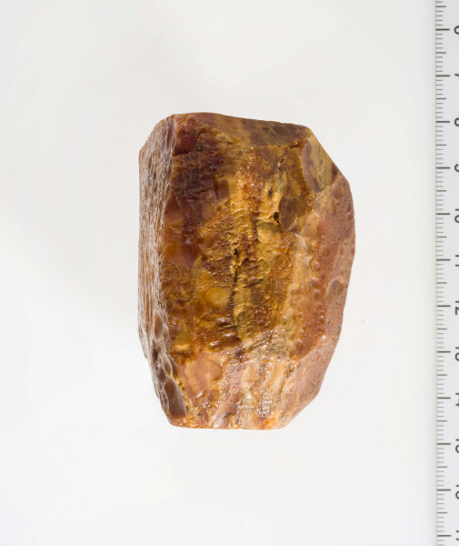 Surowiec wstępnie obrobiony, kształtem zbliżony do prostokąta. Widoczne ślady wierceń.