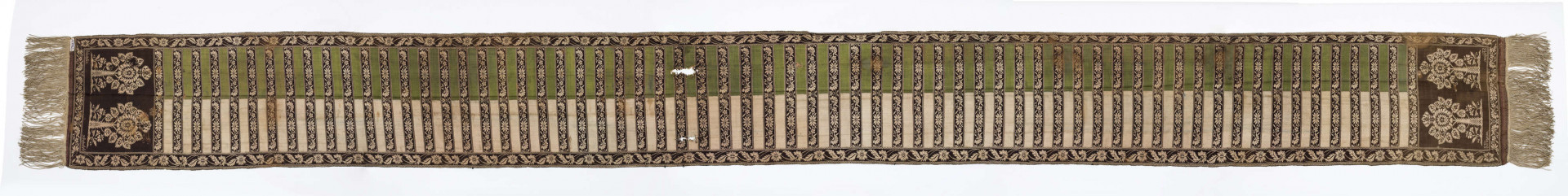 Pas kontuszowy czterostronny
Ornament
Głowy- motyw dwóch drzewek, których koronę stanowi owalna rozeta otoczona listkami, rozeta i listki wypełnione małymi kwiatkami. Drzewko wyrasta z lekko pofalowanego gruntu po bokach dwa małe krzaczki kwiatowe. 
Wciąż- pasa w poprzeczne pólka na przemian gładkie i z motywem wici kwiatowej.
Obrzeżenia- pionowe z motywem wici złożonej z kwiatów i listków palmowych, poziome jak w  pólkach.
Kolory: karmazynowy, błękitny, zielony, kremowy i brązowy
Pas sygnowany- w głowach tkany napis: S Filsjean Wkobyłce
Krótsze boki z doszytą długą frendzlą