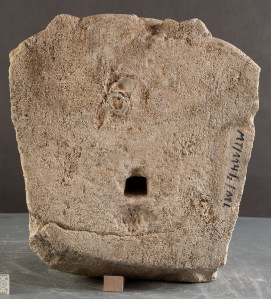 W zachowanym relikcie renesansowego obramienia okiennego można dostrzec formy wskazujące na wysokiej klasy warsztat kamieniarski, powiązany stylistycznie z produkcją warsztatów krakowskich.