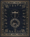 Tkanina liturgiczna, antymis (?), gremiał(?), prawdopodobnie używana w czasie postu.
Tkanina w kształcie prostokata z haftem złoconą, srebrną nicią na granatowym tle jedwabnej tkaniny. Haft linearny wzór ornamentu symetryczny względem osi  pionowj i poziomej. Na osi pionowej, w polu środkowym przedstawione są dwa medaliony.
Górny: arma christi- krzyż z opartymi o ramiona krzyża włócznią i gąbką na brzegach zawieszone są bicze( flagellum) i rózgi ( ferula). Dookoła znajduje sie trzynaście ośmioramiennych gwiazd. Dolny medalion utworzony jest z wyhaftowanej wici roślinnej w środku widnieje namalowana półpostać Chrystusa w typie Ecce Homo w koronie cierniowej na głowie w haftowanym płaszczu z trzciną w ręku. W narożnikach pola środkowego cztery herby; lewy górny narożnik herb Lubicz-podkowa, 
prawy górny narożnik herb Topór,
lewy, dolny narożnik herb Dołęga- podkowa- nad nią krzyż,
prawy dolny narożnik herb niezidentyfikowany przedstawiający baranka, kozła lub jelenia. Tkanina otoczona jest bordiurą z ornamentem roślinnym rozetkami liścmi i drobnymi kwiatkami. Tkanina obszyta dookoła złota koronką klockową.
 