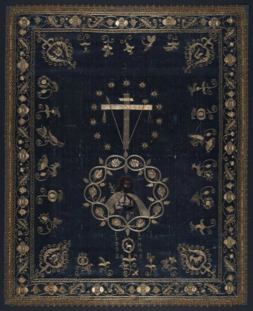 Tkanina liturgiczna, antymis (?), gremiał(?), prawdopodobnie używana w czasie postu.
Tkanina w kształcie prostokata z haftem złoconą, srebrną nicią na granatowym tle jedwabnej tkaniny. Haft linearny wzór ornamentu symetryczny względem osi  pionowj i poziomej. Na osi pionowej, w polu środkowym przedstawione są dwa medaliony.
Górny: arma christi- krzyż z opartymi o ramiona krzyża włócznią i gąbką na brzegach zawieszone są bicze( flagellum) i rózgi ( ferula). Dookoła znajduje sie trzynaście ośmioramiennych gwiazd. Dolny medalion utworzony jest z wyhaftowanej wici roślinnej w środku widnieje namalowana półpostać Chrystusa w typie Ecce Homo w koronie cierniowej na głowie w haftowanym płaszczu z trzciną w ręku. W narożnikach pola środkowego cztery herby; lewy górny narożnik herb Lubicz-podkowa, 
prawy górny narożnik herb Topór,
lewy, dolny narożnik herb Dołęga- podkowa- nad nią krzyż,
prawy dolny narożnik herb niezidentyfikowany przedstawiający baranka, kozła lub jelenia. Tkanina otoczona jest bordiurą z ornamentem roślinnym rozetkami liścmi i drobnymi kwiatkami. Tkanina obszyta dookoła złota koronką klockową.
 