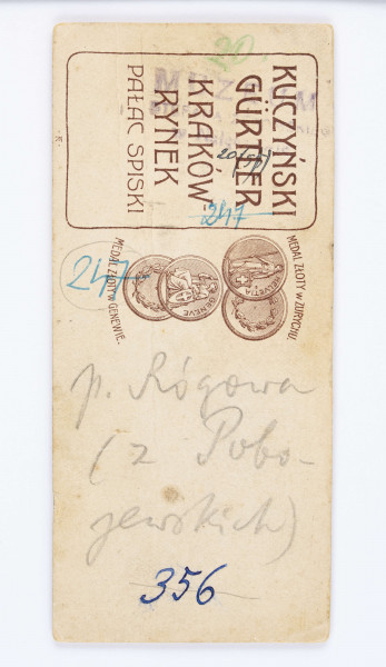 Fotografia Karusi Pobojewskiej, nauczycielki Adama Żeromskiego. Ujęcie 3/4 postaci na wprost, w dopasowanej do figury sukni. U dołu fotografii napis: 