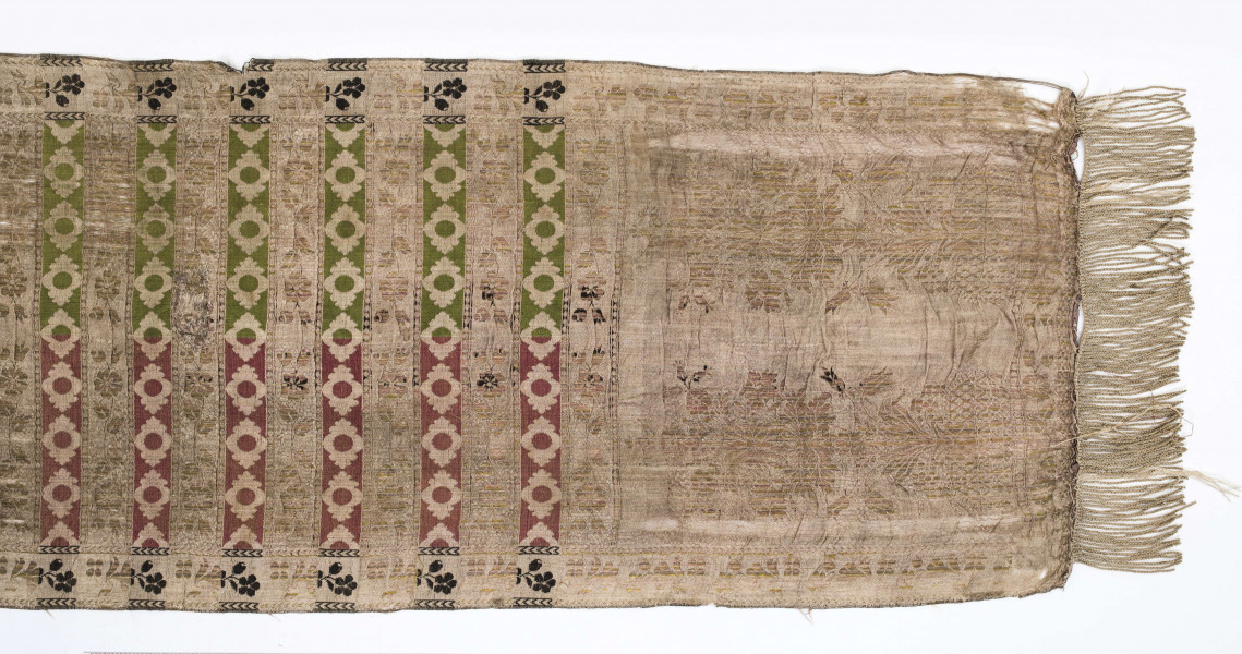 Pas kontuszowy jedwabny, czterostronny
Ornament:
Głowy:dwa  motywy bukietów  w stylizowanych wazonach  o wywiniętych na zewnątrz brzegach.Wazon ustawiony na kratownicy z wisiorami. 
Wciąż: pólka z motywem gałazek kwiatowych i w szelążki- na przemian.
Obrzeżenie:  drobny wzór gałązki kwiatowej
Frędzla jedwabna 
Sygnowany w dolnych rogach F
                                           S 