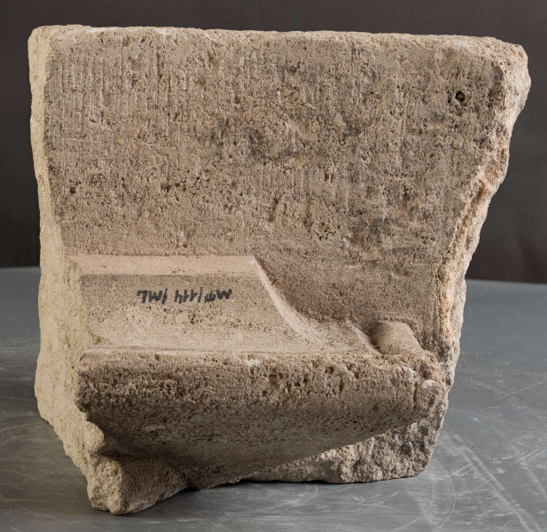 W zachowanym relikcie renesansowego obramienia okiennego można dostrzec formy wskazujące na wysokiej klasy warsztat kamieniarski, powiązany stylistycznie z produkcją warsztatów krakowskich.