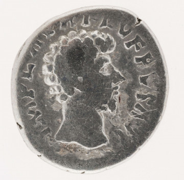 AV. Głowa cesarza w profilu w prawo. W otoku napis:
IMP L AVREL VERVS AVG

RV. Stojąca Providentia w lewo. W rękach kula i róg obfitości. W otoku napis:
PRO[V]  D[E]OR TR P II COS II