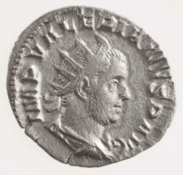 N/9454/ML AV. Popiersie cesarza w profilu w prawo. Na głowie corona radiata. W otoku napis:
IMP VALERIANVS P AVG
Z lewej strony widoczny fragment obwódki perełkowej:
RV. Stojący Virtus w lewo, w hełmie. W rękach posążek Wiktorii i włócznia. W otoku napis: VIRTV - S AVGG
Z lewej fragment obwódki.