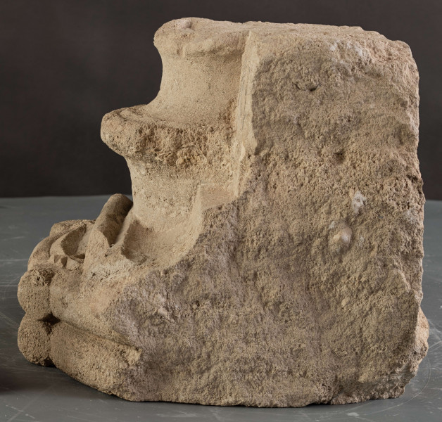 W zachowanym relikcie renesansowego obramienia okiennego można dostrzec formy wskazujące na wysokiej klasy warsztat kamieniarski, powiązany stylistycznie z produkcją warsztatów krakowskich.