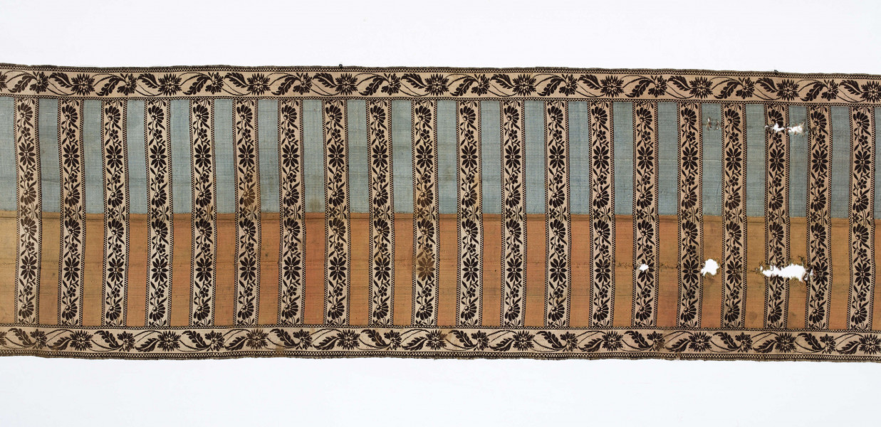 Pas kontuszowy czterostronny
Ornament
Głowy- motyw dwóch drzewek, których koronę stanowi owalna rozeta otoczona listkami, rozeta i listki wypełnione małymi kwiatkami. Drzewko wyrasta z lekko pofalowanego gruntu po bokach dwa małe krzaczki kwiatowe. 
Wciąż- pasa w poprzeczne pólka na przemian gładkie i z motywem wici kwiatowej.
Obrzeżenia- pionowe z motywem wici złożonej z kwiatów i listków palmowych, poziome jak w  pólkach.
Kolory: karmazynowy, błękitny, zielony, kremowy i brązowy
Pas sygnowany- w głowach tkany napis: S Filsjean Wkobyłce
Krótsze boki z doszytą długą frendzlą